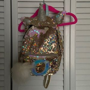 Mini backpack with gold sequins and pompom. O on front